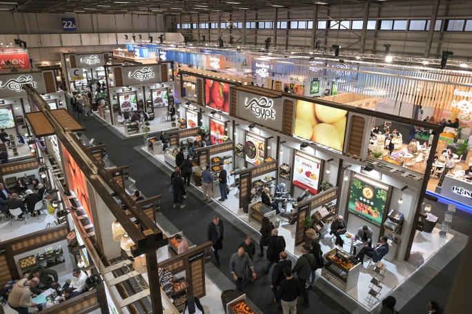 Überblick über eine volle Messehalle. Überblick über eine volle Messehalle.