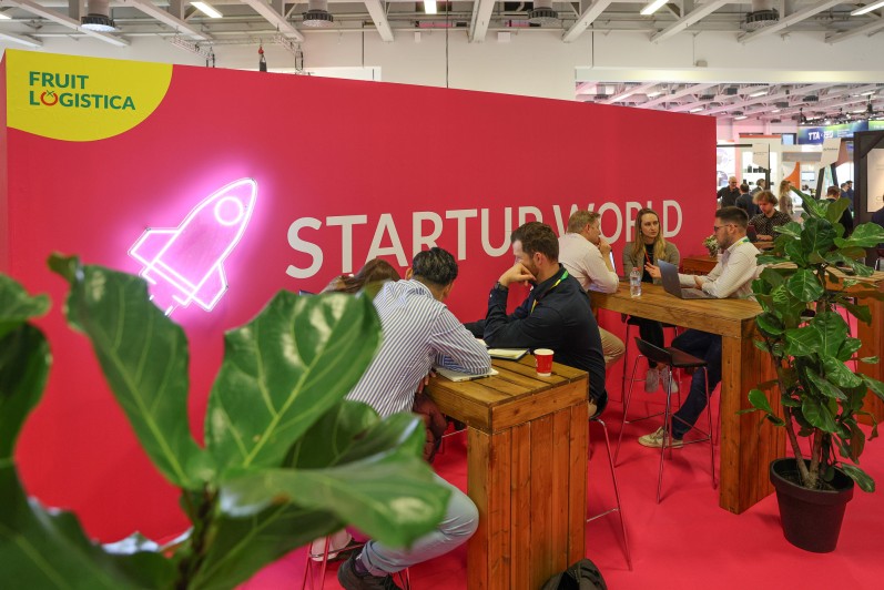 Menschen, die an Tischen in der Startup World sitzen uns sich austauschen. Menschen, die an Tischen in der Startup World sitzen uns sich austauschen.
