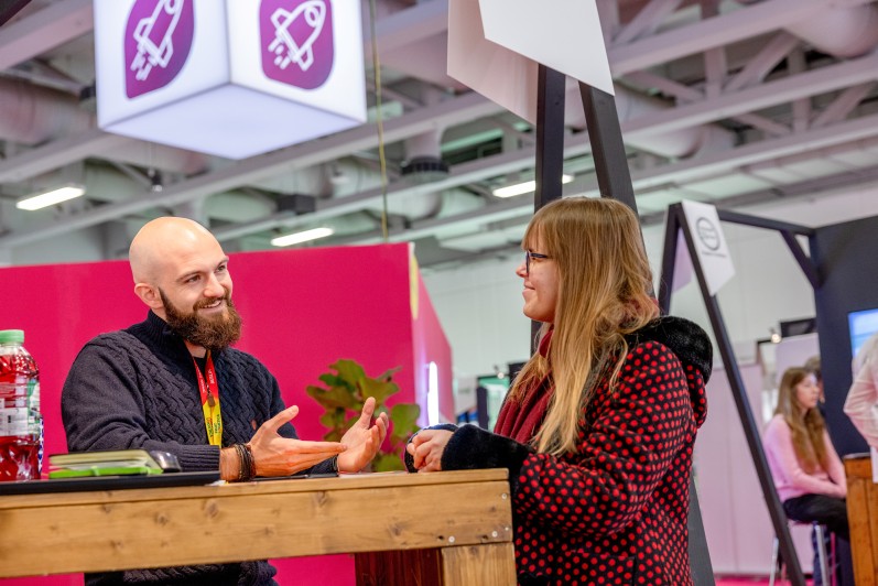 Zwei Personen unterhalten sich in der Startup World. Zwei Personen unterhalten sich in der Startup World.