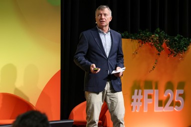 Ein Mann hält eine Keynote auf der Bühne des Logistics Hub bei der Fruit Logistica vor einem Publikum.