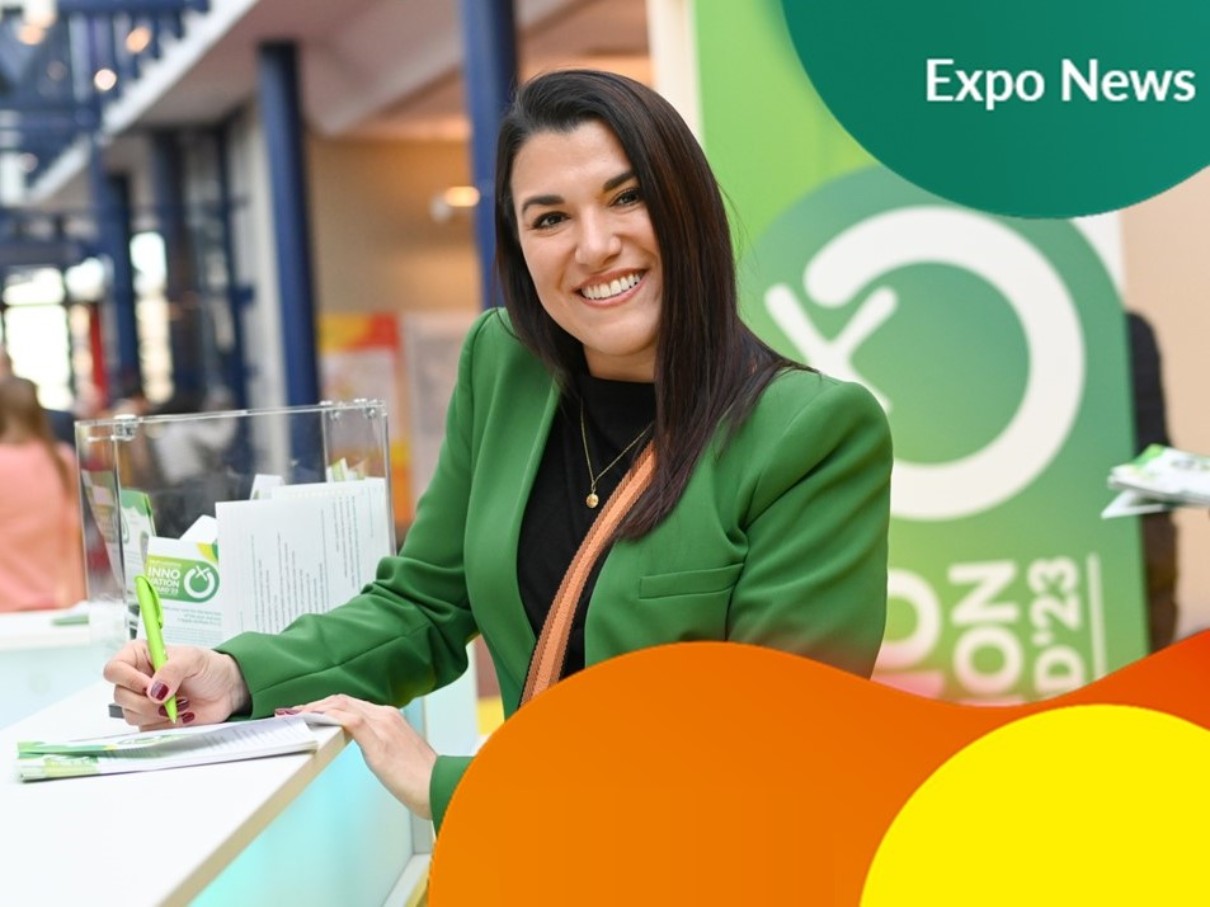 A trade visitor fills in her ballot paper for the FRUIT LOGISTICA Innovation Award 2023. 