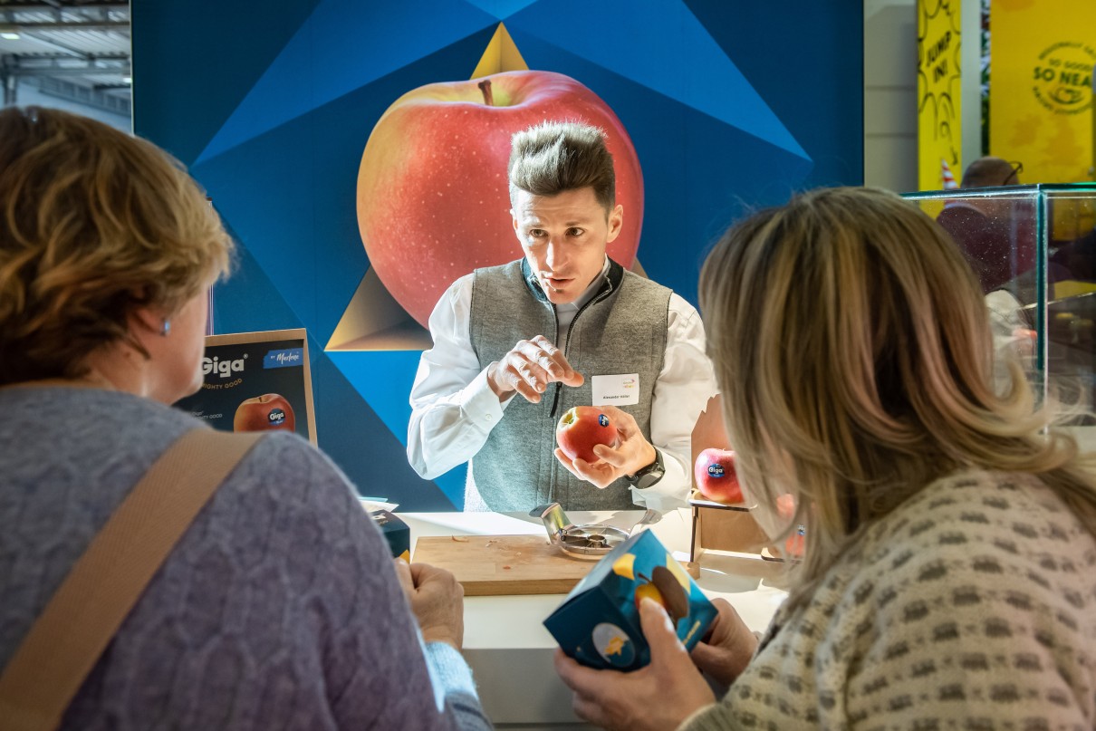 Andreas Höller fascinates trade visitors at FRUIT LOGISTICA with one of his apple varieties. 