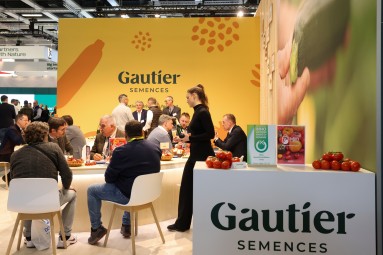 Menschen vor dem Messestand von Gautier