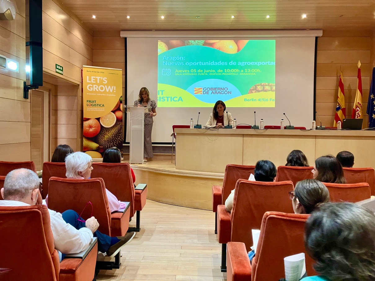 Amparo Cuéllar Hernandis und Silvia de Juanes sind auf der Bühne und halten eine Rede. Amparo Cuéllar Hernandis und Silvia de Juanes sind auf der Bühne und halten eine Rede.